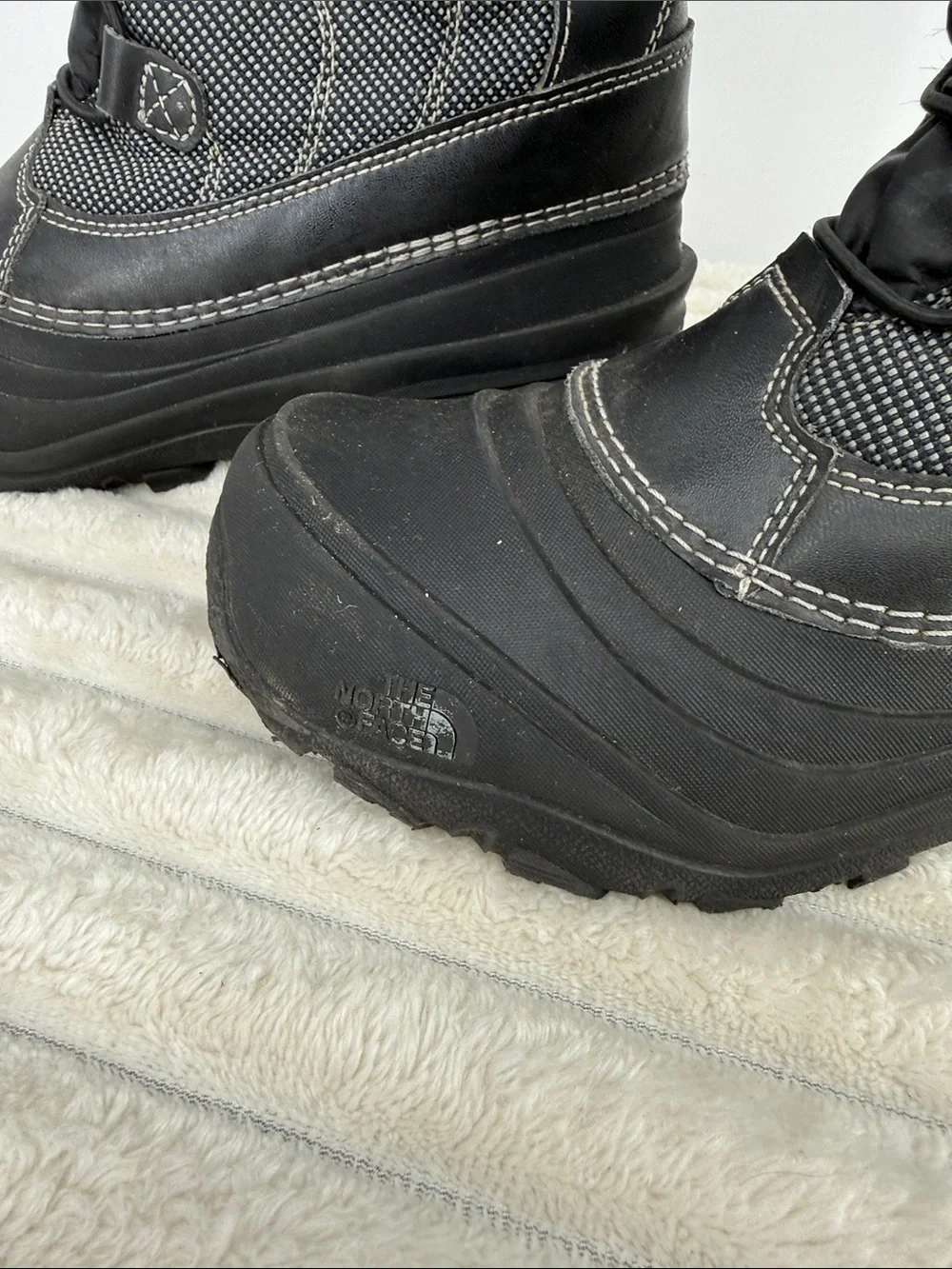 The North Face Kids' Alpenglow V Waterproof Winter Boots Sz youth 5